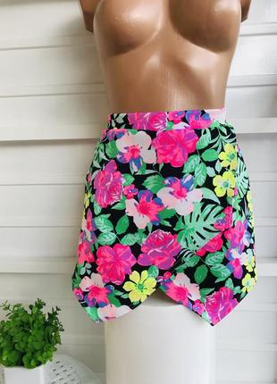 Классные летние яркие брендовые шорты в цветочный принт запахом спереди🌸