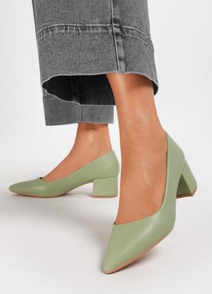 Пастельные зелёные туфли на низком стильном каблуке2 фото