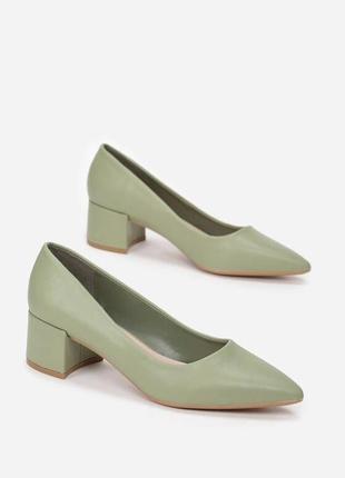 Пастельные зелёные туфли на низком стильном каблуке3 фото