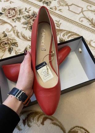 Женские красные туфели на каблуке от известного бренда caprice1 фото