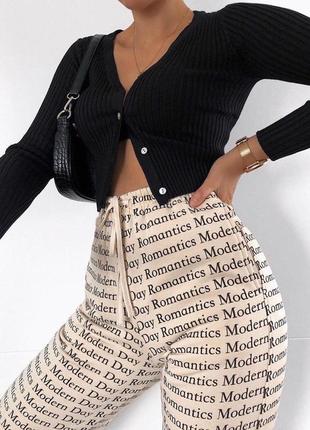 Рендовые бежевые брюки-джоггеры с буквенным принтом3 фото