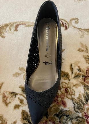 Женские новые черные классические туфли на каблуке от признанного бренда tamaris1 фото