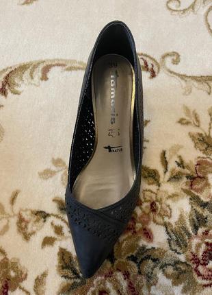 Женские новые черные классические туфли на каблуке от признанного бренда tamaris3 фото