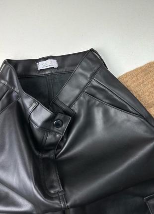 Чорні прямі розкльошені шкіряні штани з накладними кишенями2 фото