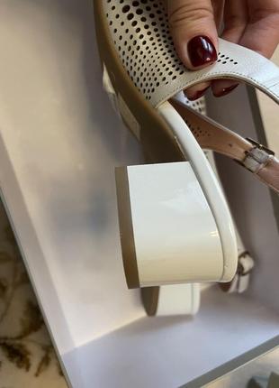 Женские белые босоножки на каблуке от престижного бренда welfare7 фото