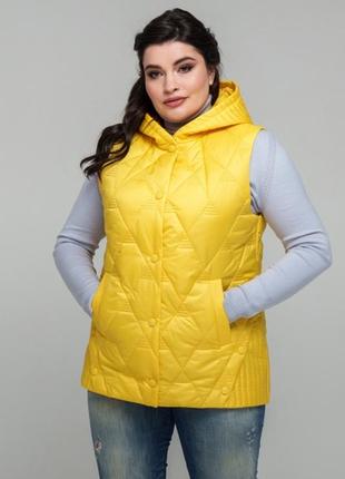 Жилет стёганый на кнопках с капюшоном