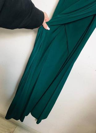Зеленое платье-макси на одно плечо и низом на запах от club l м brandusa7 фото