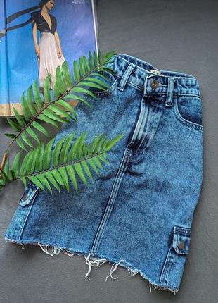 Стильная короткая джинсовая юбка с нашитыми карманами