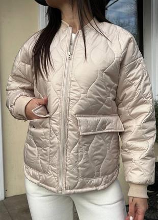 Женский весенний бомбер качественная куртка на синтепоне с накладными карманами7 фото