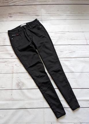 Черные джинсы, скины от tommy hilfiger