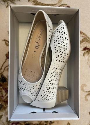 Женские белые босоножки на каблуке с перфорацией от известного бренда caprice2 фото