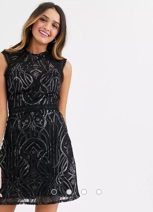 Чорна мереживна фігурна сукня lipsy з прикрасами