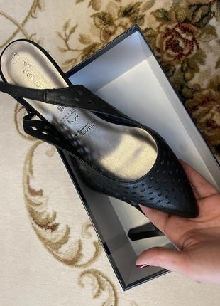 Женские черные босоножки из натуральной кожи на каблуке с перфорацией от бренда tamaris1 фото