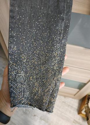 Новые очень красивые джинсы с украшениями по низу3 фото