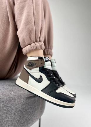 Женские кроссовки nike air jordan 1 retro dark mocha джордан коричневого с бежевым и черным цветов