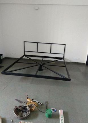 Ліжко пархає над підлогою