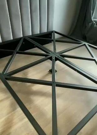 Ліжко пархає над підлогою