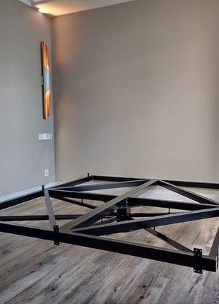 Ліжко пархає над підлогою