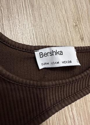 Асимметричный топ bershka с ребристым вырезом в шоколаде s/m6 фото