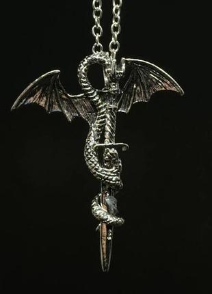 Ччоловічий кулон меч дракона сріблястий в коробочці