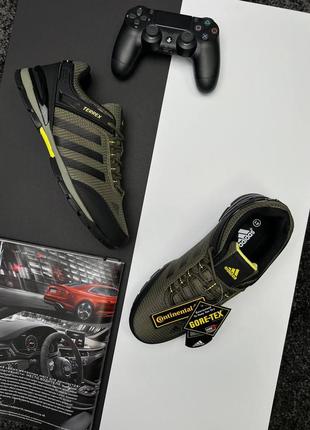 Кроссовки в стиле adidas