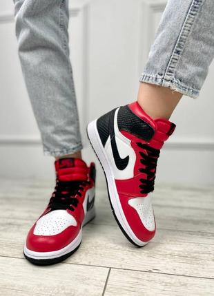 Жіночі кросівки nike air jordan 1 retro white black red джордан білого з чорним та червоним кольорів