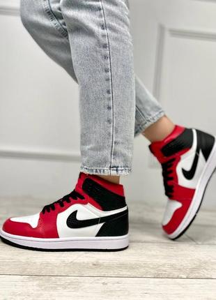 Жіночі кросівки nike air jordan 1 retro white black red джордан білого з чорним та червоним кольорів2 фото