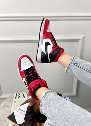 Жіночі кросівки nike air jordan 1 retro white black red джордан білого з чорним та червоним кольорів6 фото