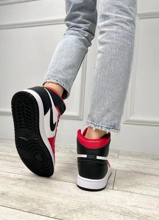 Женские кроссовки nike air jordan 1 retro white black red джордан белого с черным и красным цветами5 фото