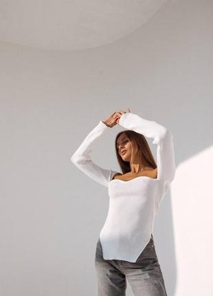 Трендовая кофта с открытыми плечами и квадратным вырезом