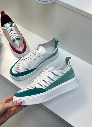 Білі з бірюзовим шкіряні кеди з перфорацією колір на вибір