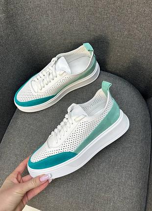 Білі з бірюзовим шкіряні кеди з перфорацією колір на вибір