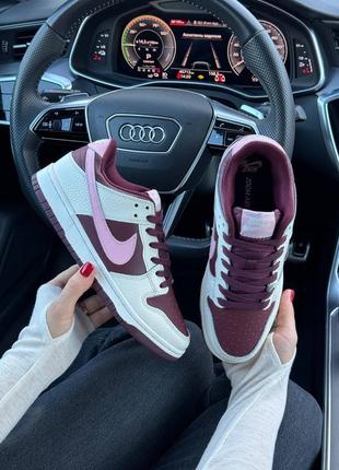 Женские кроссовки nike sb dunk low beige burgundy