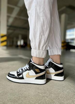 Женские кроссовки nike air jordan 1 retro black white gold джордан черного с белым и золотым цветов