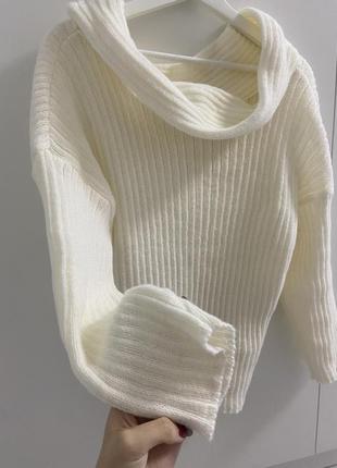 Молочный свитер с открытыми плечами.6 фото