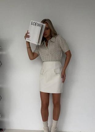 Универсальная и стильная юбка с накладными клапанами из эко кожи серебро, молоко, черный, кэмел4 фото