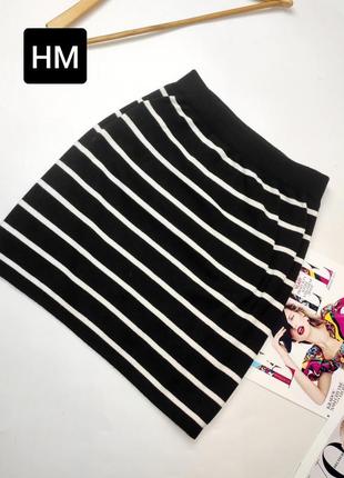 Юбка женская черно белого цвета в полоску от бренда hm1 фото