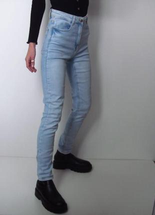 Светло-голубые джинсы 🩵2 фото