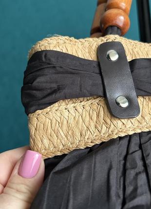 Интересная женская сумочка выполнена из текстиля и соломенного элемента4 фото