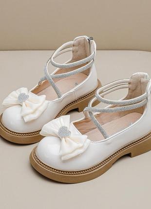 Гарні лакові туфлі з бантом беж