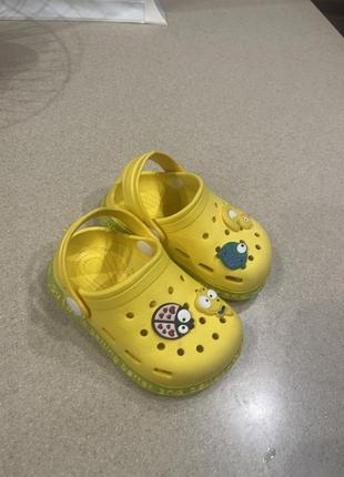 Желтые сандалии в стиле crocs