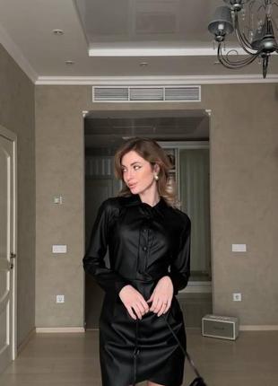 Платье короткое однонтонное кожаное на длинный рукав на кнопках качественная стильная трендовая черная2 фото