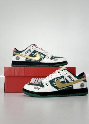 Кроссовки мужские nike sb dunk low x stussy бежевые с зеленым / модное распыльное мужское кроссовки найк датк бежево зелено