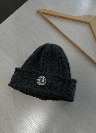 Серая вязаная шапка moncler