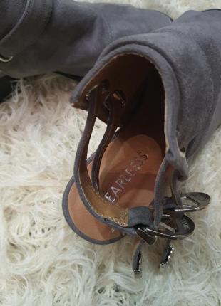 Серые босоножки, сандали на устойчивом каблуке8 фото