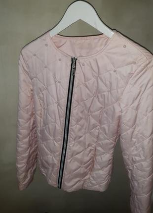 Курточка весенняя, в нежно розовом цвете с бусинами,размер 42,состояние хорошее,все бусины на месте,есть карманы,молния рабочая,стоимость 200грн1 фото
