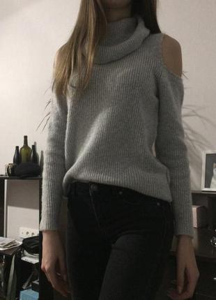 Серый свитер с открытыми плечами zara