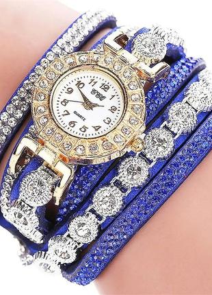 Модний молодіжний годинник-браслет в оригінальному дизайні зі стразами.