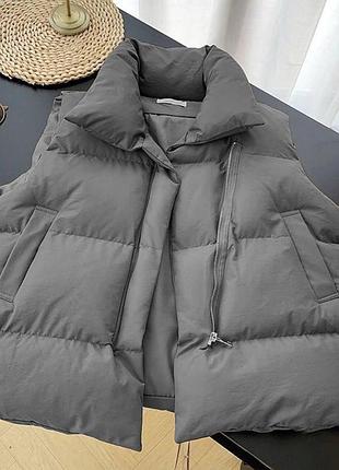 Женская жилетка с карманами на молнии с наполнителем тренд стильная черный белый...