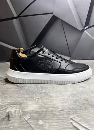 Кожаные весенние кеды/кроссовки calvin klein в черном цвете на белой подошве